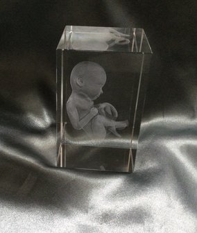 foetus in glas gelaserd troostcadeau
